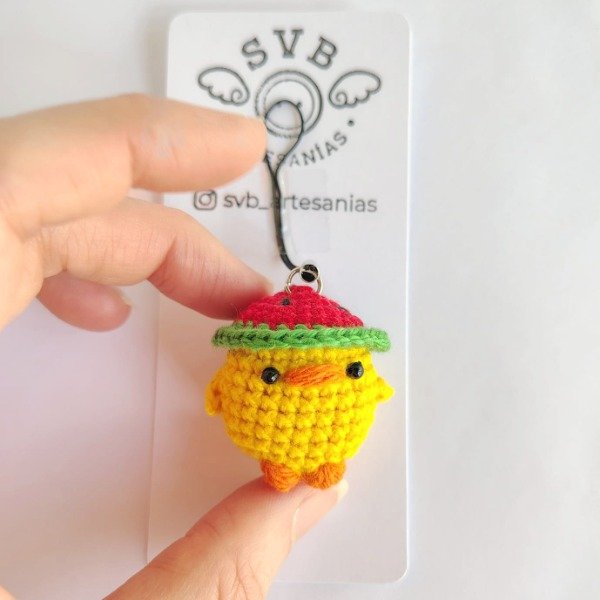 Producto - Colgante para celular pollito gorro sandía tejido amigurumi