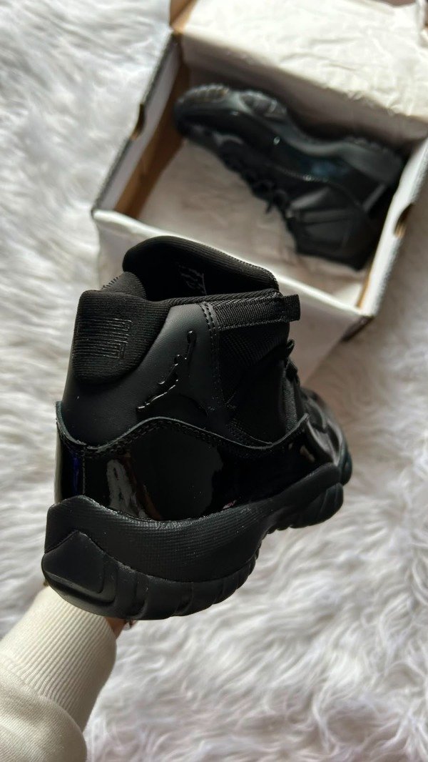 Producto - JORDAN RETRO 11 CAP AND GOWN - 2