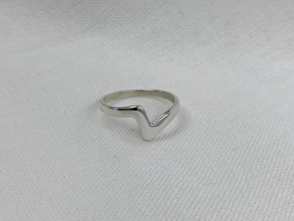 Producto - Anillo plata lisa en V inclinada 2
