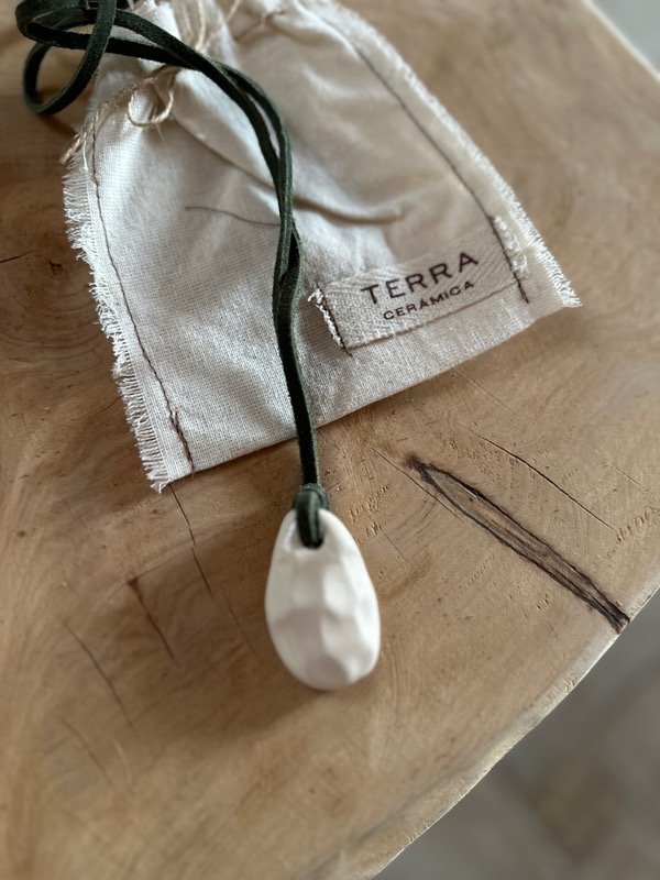 Producto - Collar Corteza con cordón verde seco