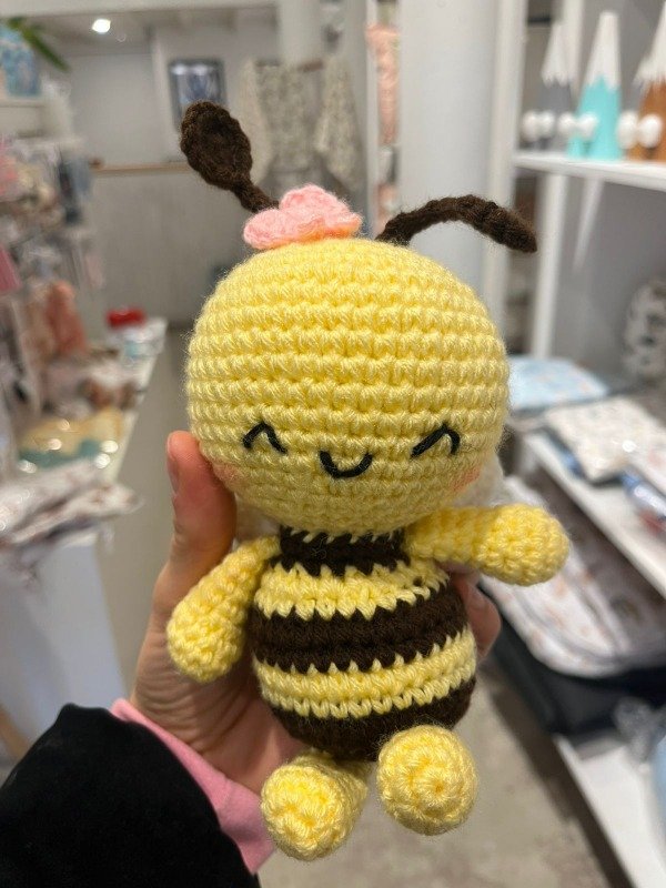 Producto - Muñeco de apego tejido - Abejita