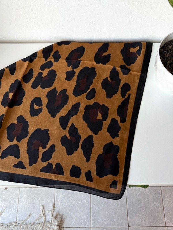 Producto - Pañuelo leopardo