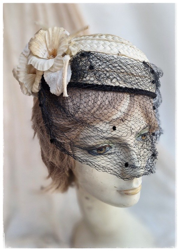 Producto - Casquete Rafia Natural con flores