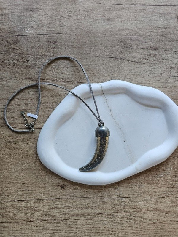 Producto - Collar colmillo gamuza