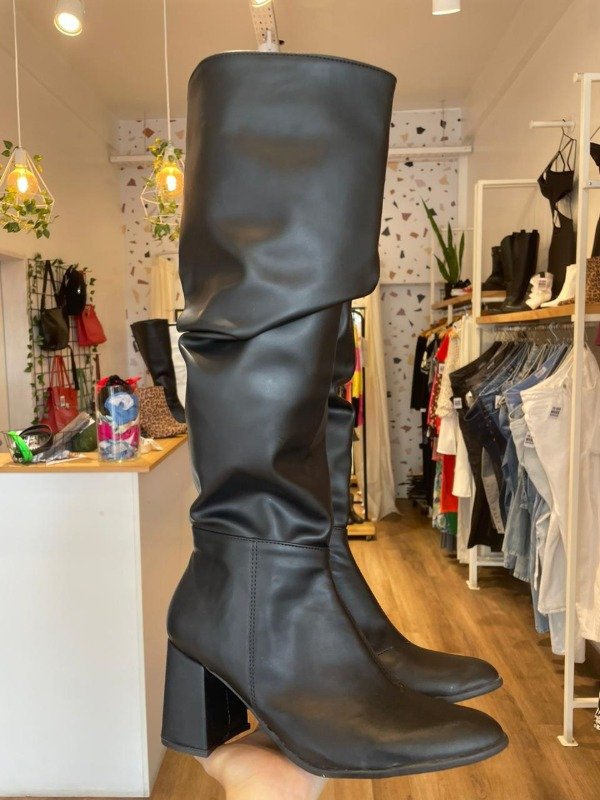 Producto - Botas caña alta negras abuchonadas