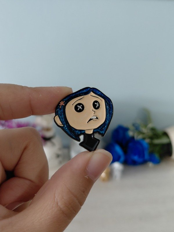 Producto - Pin metalizado - Coraline #1211