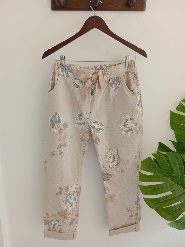 Producto - Babucha italiana cruda con flores ribeteadas en dorado
