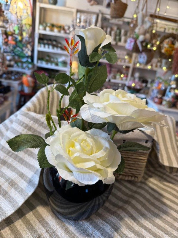 Producto - Rosa Blanca en maceta de cerámica 30 cm (Efectivo: 34.000)