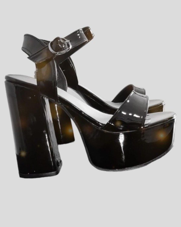 Producto - SANDALIAS CON TACO NEGRO CHAROL