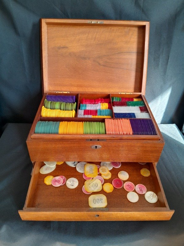 Producto - Caja de poker antigua con fichas