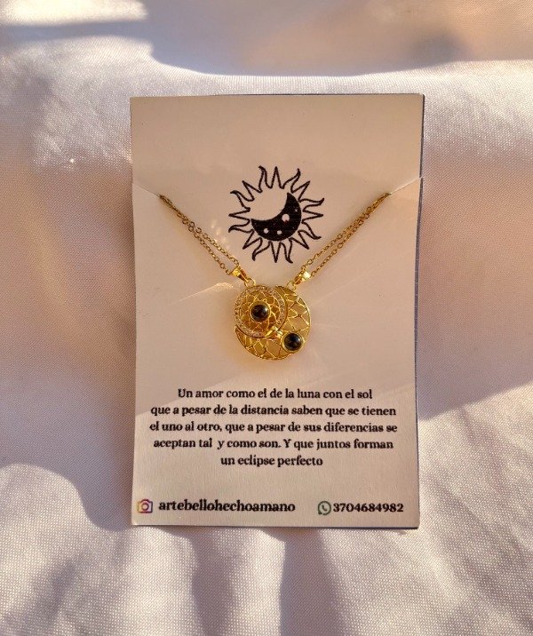 Producto - Dúo de collares - Sol y Luna "Te amo en 100 idiomas" en dorado