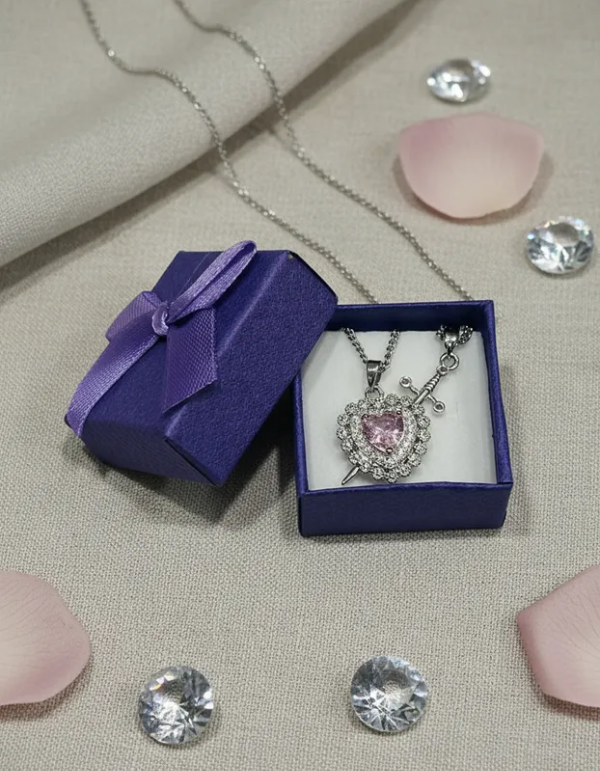 Producto - DIJE CORAZON Y ESPADA PLATEADO/ROSA CON CADENAS Y CAJA DE REGALO