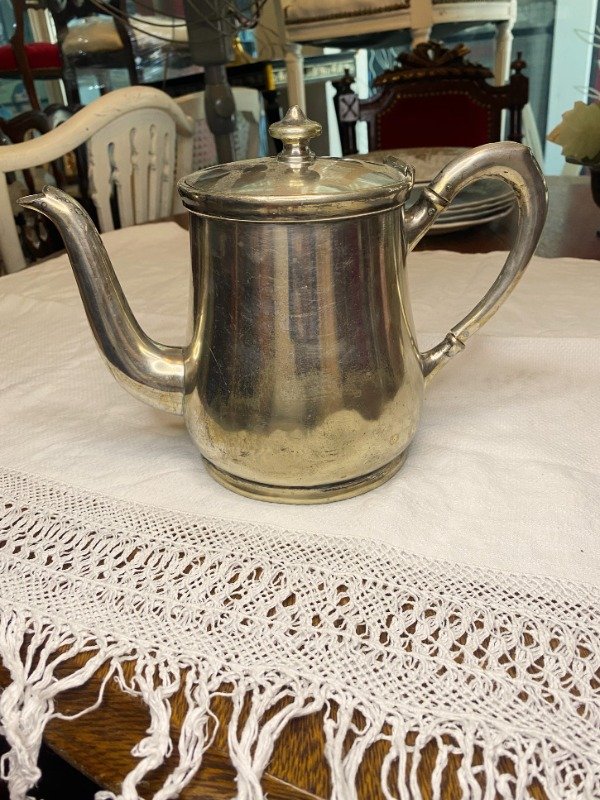 Producto - Tetera Metal Plateada Los Mellizos ( con detalle)