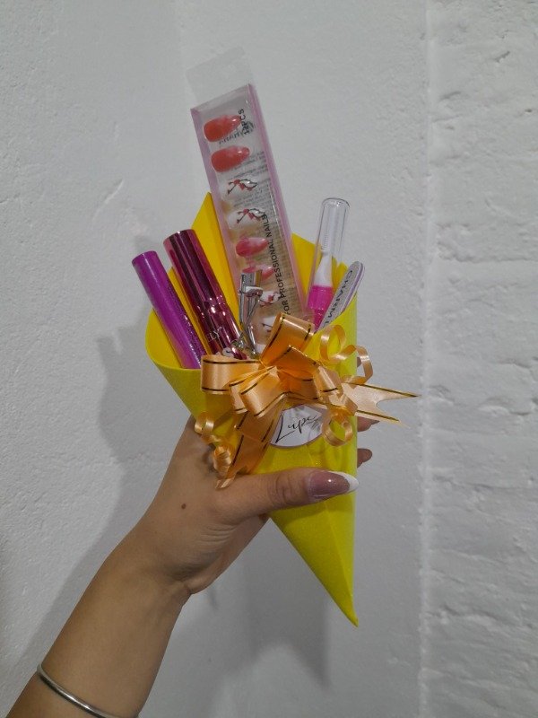 Producto - Ramo maquillaje y uñas postizas