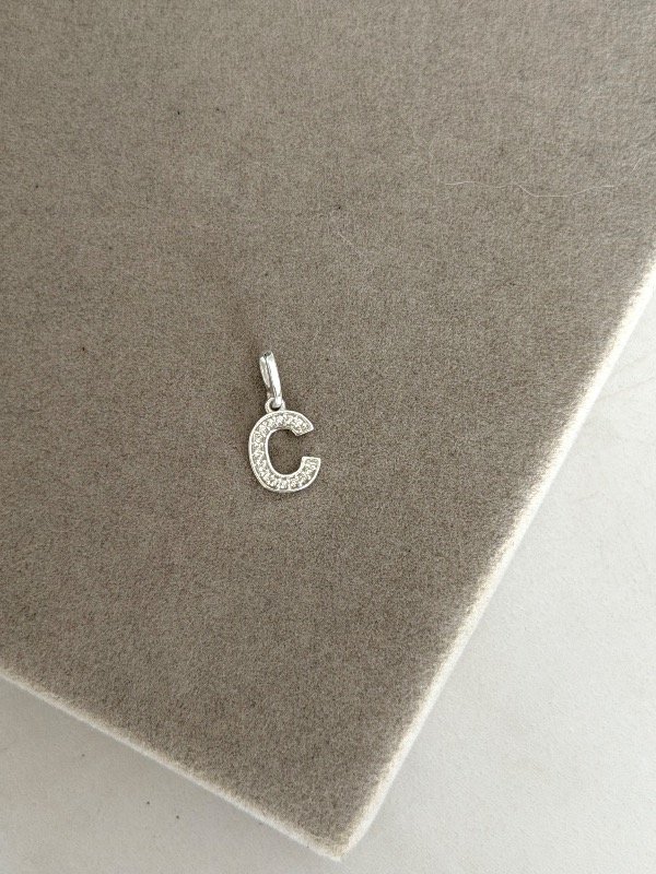 Producto - Dije letra C micropave