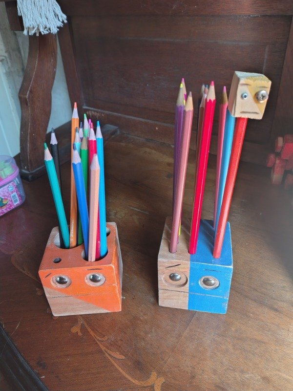 Producto - Porta lápices robot artesanal de madera, con lápices de colores