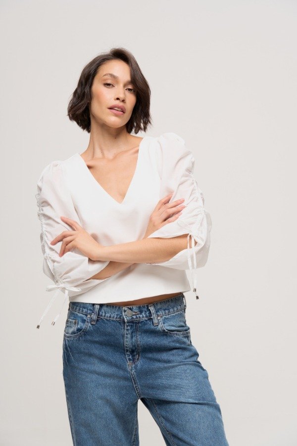 Producto - BLUSA M/L ESC V FRUNCE EN MANGAS