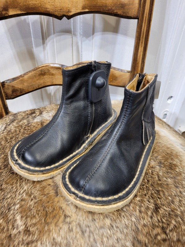 Producto - Botas CARA Y SECA negras con flecos NUEVAS Talle 28 - PRECIO: 56X
