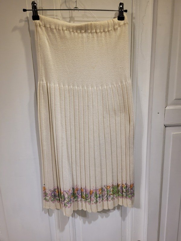 Producto - Falda beige tableada tejida con flores Talle S - PRECIO: 23X - 0
