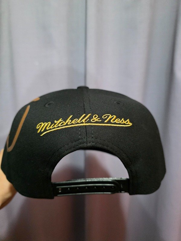 Chicago bulls the finals collection black and gold mitchell and ness snapback — imagen 5