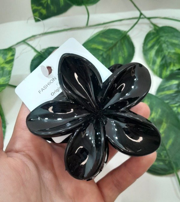 Producto - Broche negro de flor hawaiana