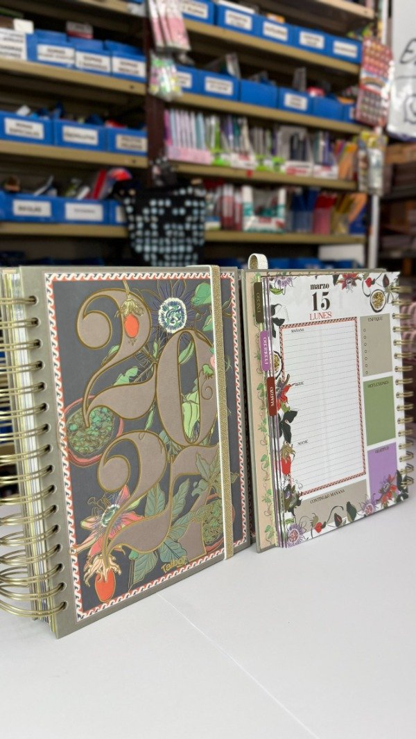 Producto - Agenda Diaria c/espiral R8 18x23cm - Premiun Bloom - "Talbot" - 2