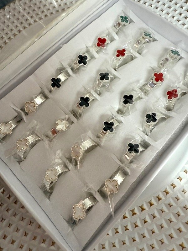 Producto - NB783 Caja de anillos acero blanco x 24 unidades modelo van cleef 4 colores