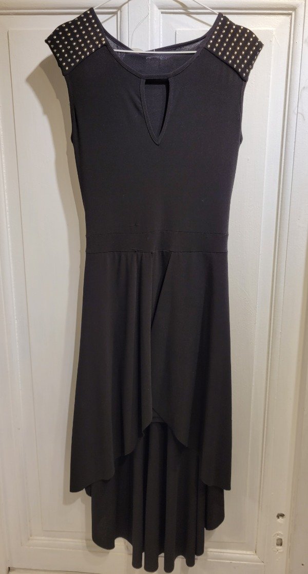 Producto - Vestido negro con tachas Talle M - PRECIO: 7OX