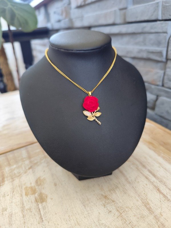 Producto - Collar rosa roja. Acero dorado.