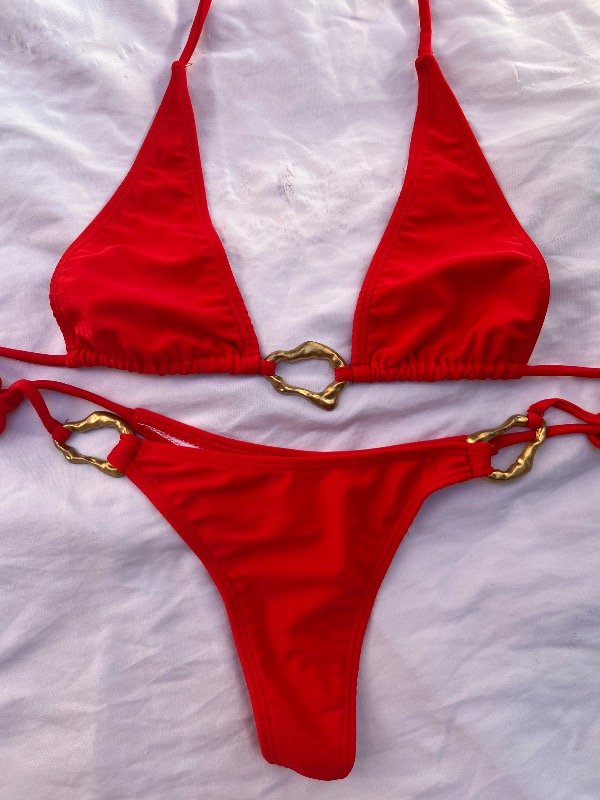 Bikini con aplique dorado rojo talle 90