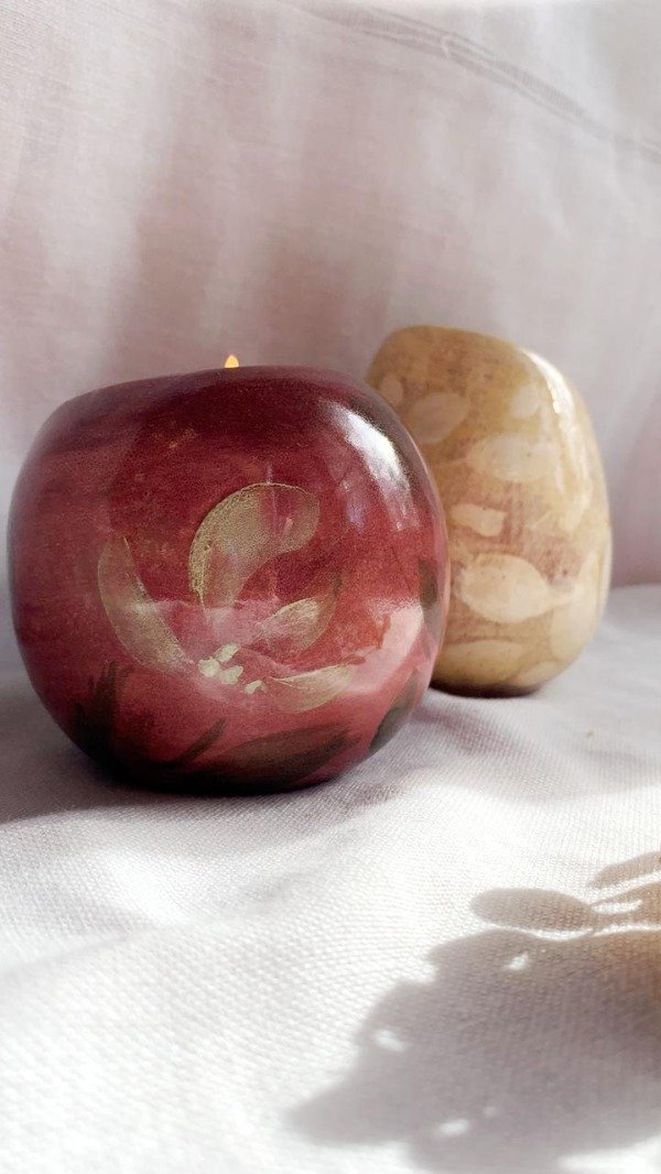 Producto - Mate de cerámica bordó con vela aromática de frambuesa reutilizable y recargable