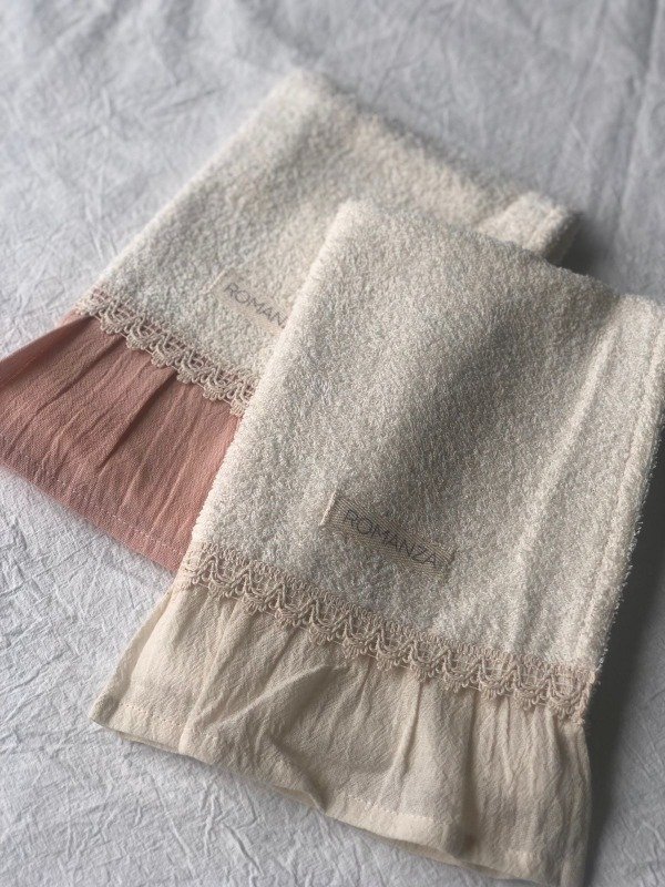 Producto - Toalla de visita con volados natural con volado ladrillo