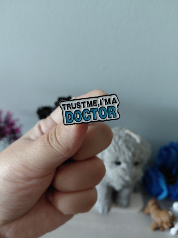Producto - Pin metalizado - Trust me, I'm a doctor #1795