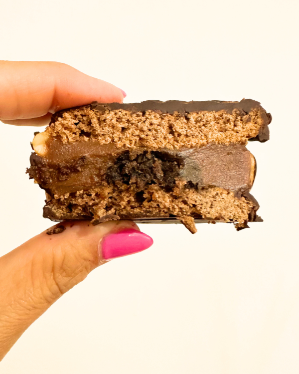 Producto - Alfajor con corazón de Pasta de Maní y Ajo Negro x 6