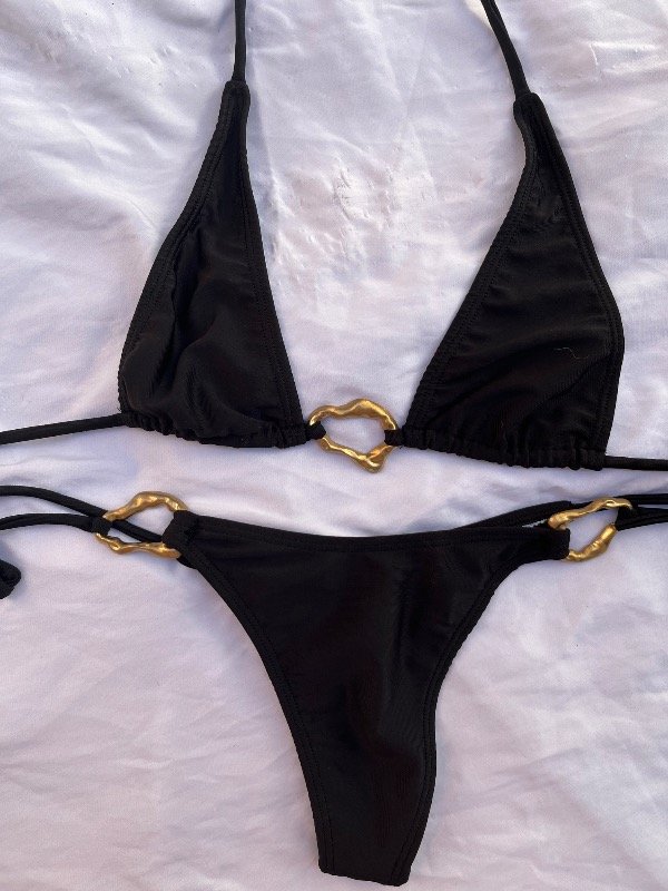 Bikini con aplique dorado negro talle 85
