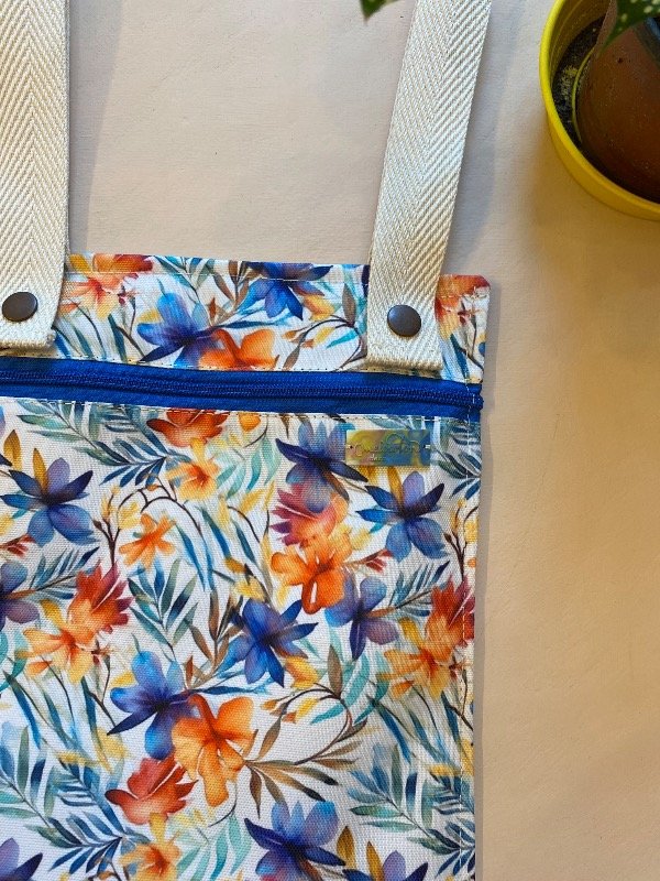 Producto - Bolsillero para reposera simple flores fdo blanco