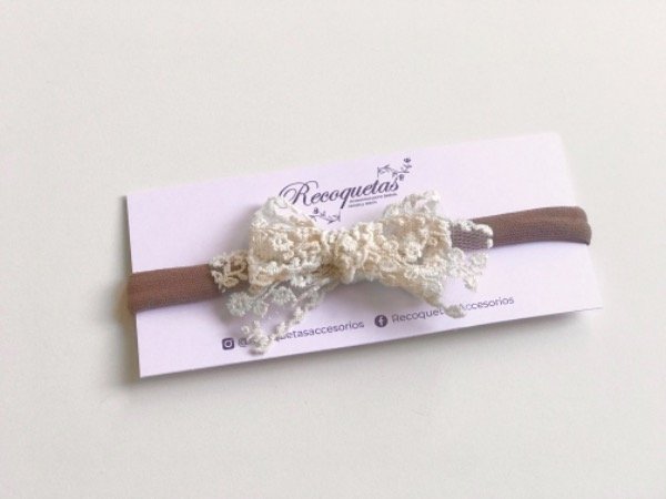 Producto - Vincha elastizada con moño de puntilla bordada