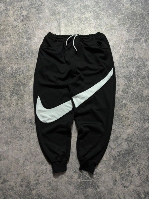 Producto - NIKE BIG SWOOSH BOOTLEG T:M