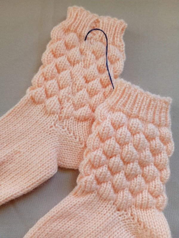 Producto - Medias tejidas de lana para bebé. 6 a 9 meses