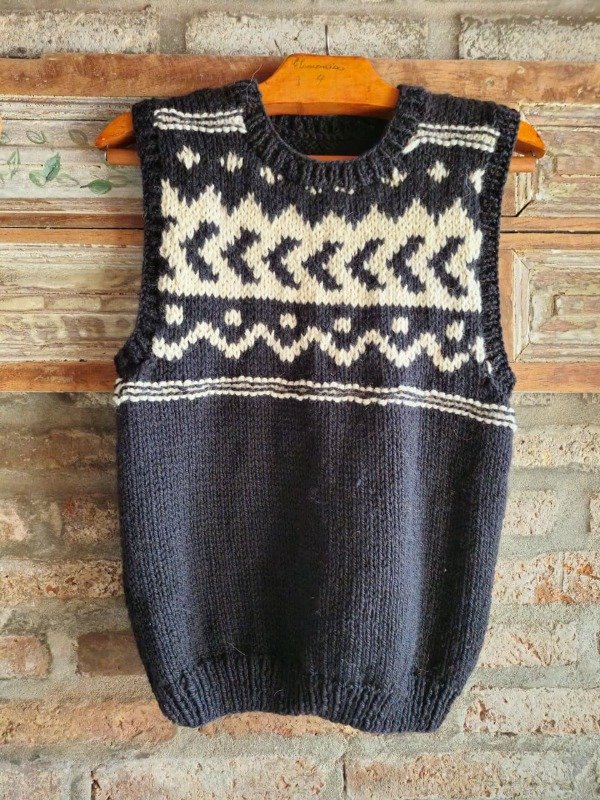 Producto - Chaleco base negro con guardas en crudo.