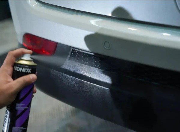 Producto - RESTAURAX VONIXX RENOVADOR Y PROTECTOR DE PLÁSTICOS EXTERIOR AEROSOL 400 ml