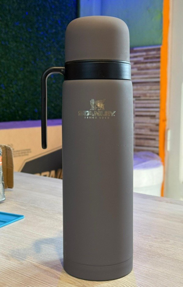 Producto - TERMO MEDIA MANIJA SIMIL STANLEY 1L GRIS