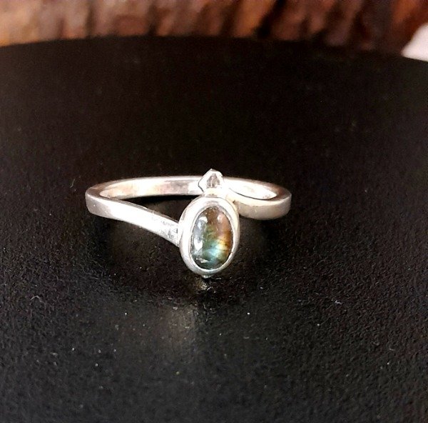Producto - Anillo de plata 925 con Labradorita oval chica - 0