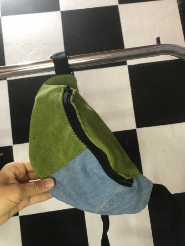 Producto - Riñonera verde y jean