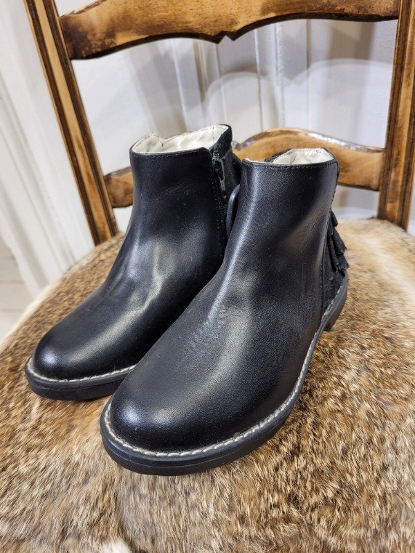 Producto - Botas CARA Y SECA negras con volados NUEVAS Talle 28 - PRECIO: 56X