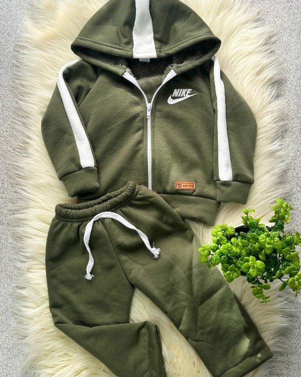 Producto - CONJUNTO NIKE VERDE (CAMPERA + PANTALÓN)