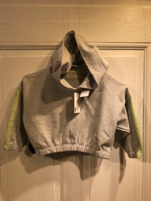 Producto - Buzo VAN DIKE gris tiras verdes y frunce nuevo Talle 4 años- PRECIO: 22x