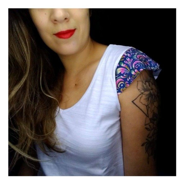 Producto - REMERA ESCOTE EN V CON VOLADO EN LYCRA