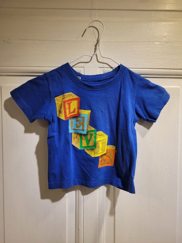Producto - Remera LEVI'S azul logo dados Talle 18 meses - PRECIO: 10X