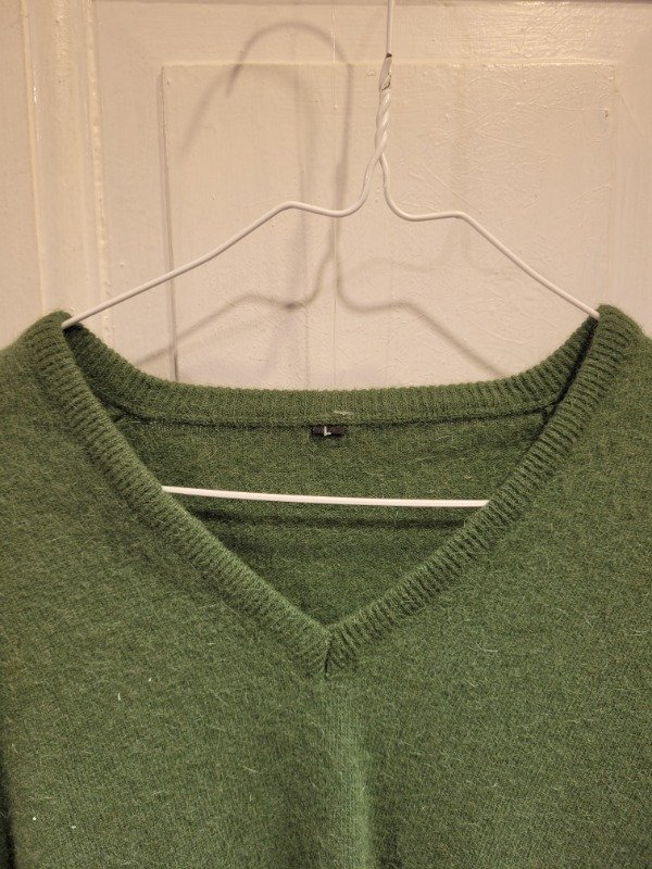 Producto - Sweater verde militar escote en v Talle L - PRECIO: 32X - 2